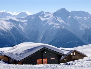 雪山下的温馨小屋