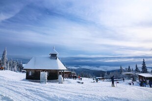 雪中小屋的冬日美景