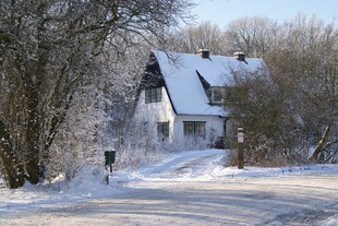 冬日雪中小屋美景