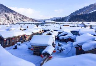 雪覆山村美景