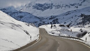 雪山间蜿蜒的公路