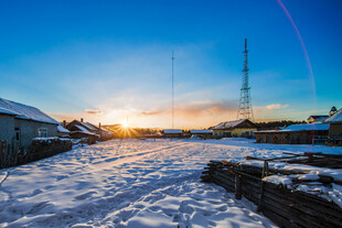 雪后村庄日出美景