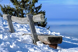 雪中山间木椅与开阔远景