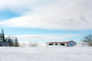 雪野中的红顶小屋