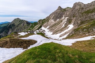 雪山下的翠绿山峦