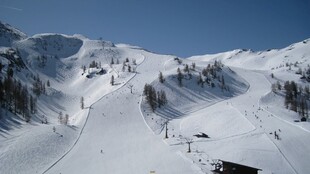 冬日雪山滑雪场景