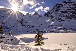 雪山暖阳下的静谧景致