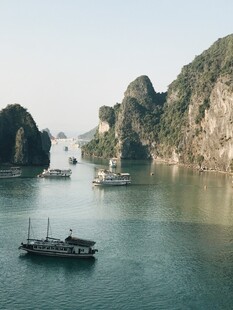 海上奇峰与船只美景