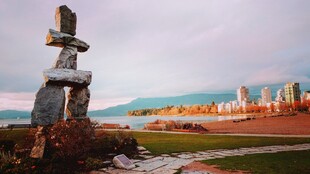海边独特石堆与远处建筑景观