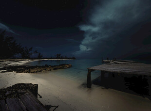 夜晚海滩边的神秘景象