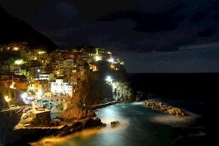 海边小镇夜景