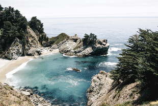 碧蓝海水与岩石