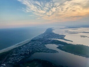海滨城市壮丽黄昏景观