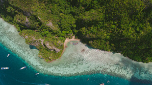 俯瞰美丽海岛与清澈海域
