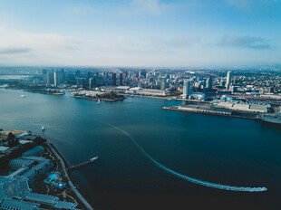 城市滨水风光俯瞰图