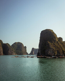 海上嶙峋怪石景观