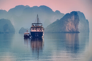 海上船只与远山美景