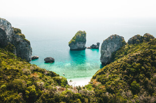 嶙峋礁石与碧海