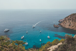 碧海蓝湾中的船只美景