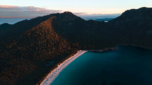 绝美山海间的静谧海岸线