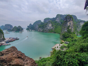 越南下龙湾绝美山海风光