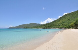美丽海滩与青山碧海
