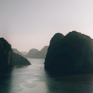 海上嶙峋岩景