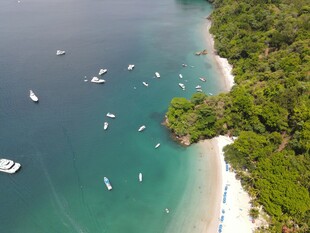 碧海白船环绕的美丽海岸