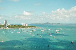 碧海蓝天中的海上船只景观
