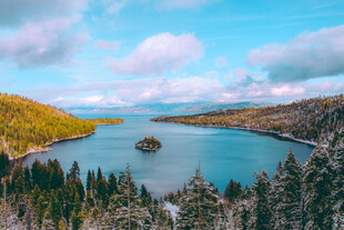湖畔山林美景