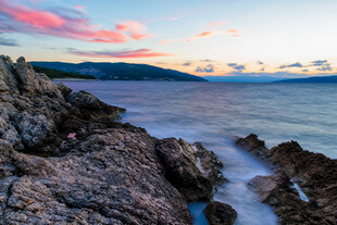 海边黄昏时的礁石美景