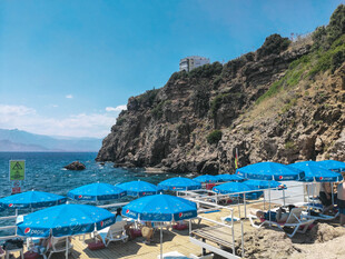 海边蓝伞沙滩度假美景