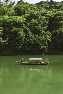 青山绿水间的悠然小船