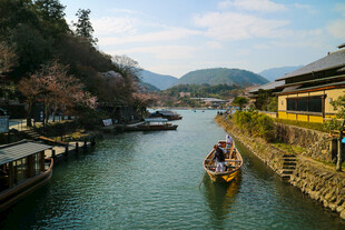 水乡河道小船悠然景致