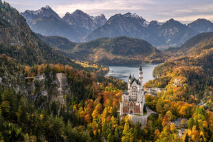 秋日山间城堡壮丽美景