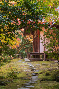 日式庭院中的静谧小屋