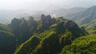 青山翠谷间的壮丽山景