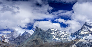 壮丽雪山与蓝天白云美景
