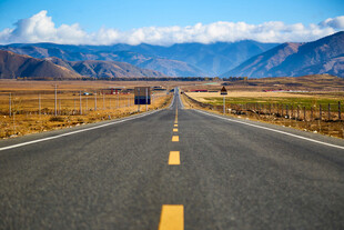 旷野公路通向远方风景