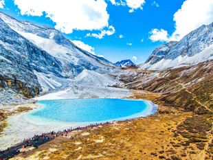 高山蓝湖壮丽自然景观