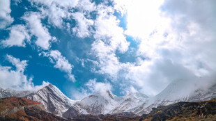 雪山蓝天壮丽自然景观