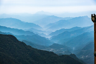 山峦叠嶂间的壮美风光