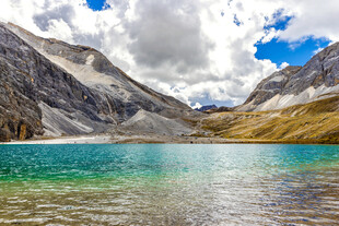 高山碧湖美景