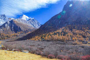 秋日壮丽雪山风景