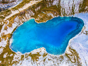 高山间的蓝湖美景