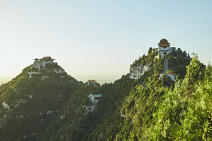 山峦叠翠间的亭阁美景