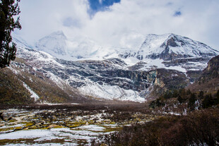 雪山下的宁静山谷风光