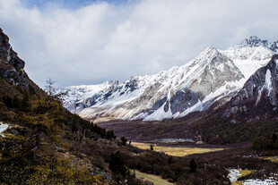 雪山山谷壮丽自然景观