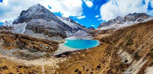 高山蓝湖壮丽自然景观
