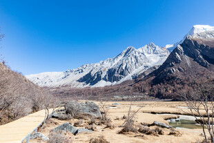 雪山下的开阔河谷风光